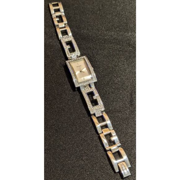 Guess Women's Quartz Watch Silver Dial Crystals Stainless Steel Bracelet G85458L - Picture 4 of 9